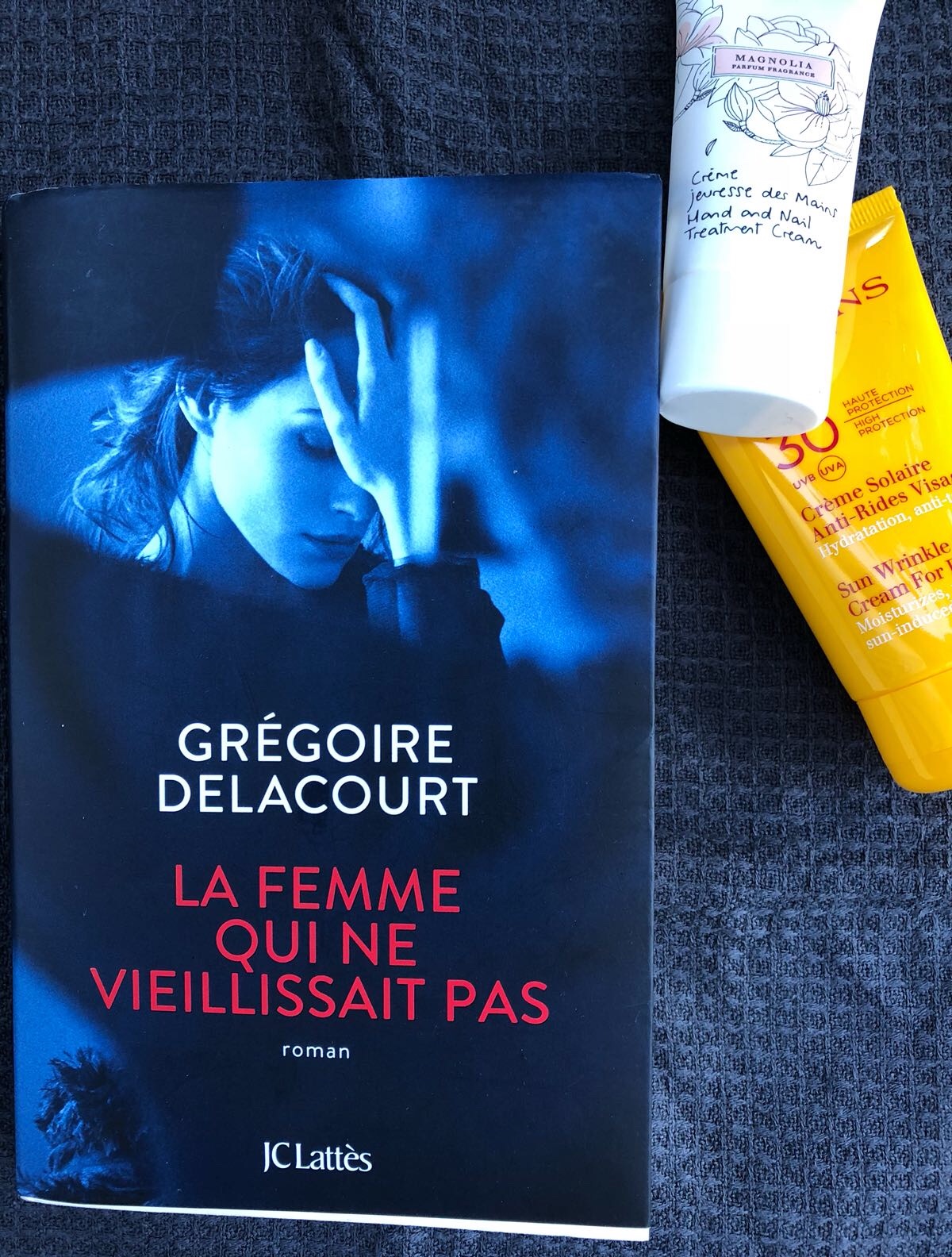LA FEMME QUI NE VIEILLISSAIT PAS 2 copines et des livres